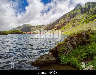 Bergsee. Der See zwischen den Felsen. Felsen im Vordergrund. hdr Stockfoto