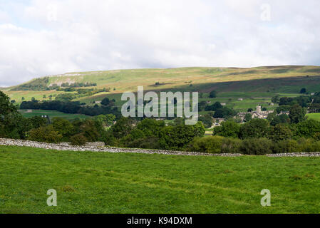 Ausblick auf die Landschaft in Richtung Askrigg mit Nappa Narbe und Blau Narbe in Yorkshire Dales National Park Yorkshire England Vereinigtes Königreich Großbritannien Stockfoto