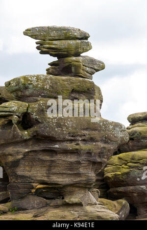 Schöne Balancing Felsformationen in der Nähe von Brimham Rocks Pateley Bridge North Yorkshire England Vereinigtes Königreich Großbritannien Stockfoto