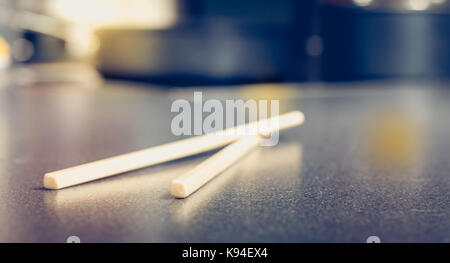 Paar Essstäbchen auf eine Arbeitsfläche grau anthrazit in einer Küche platziert Stockfoto