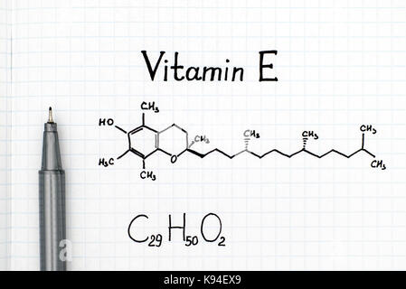 Die chemische Formel von Vitamin E mit schwarzem Stift. Close-up. Stockfoto