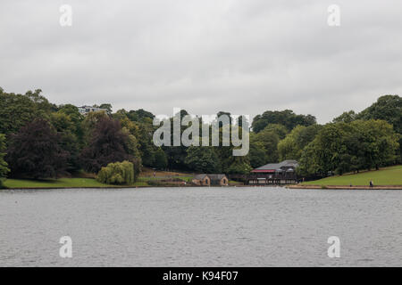 Waterloo See, Roundhay Park, Leeds, mit der Lakeside Café im Hintergrund Stockfoto