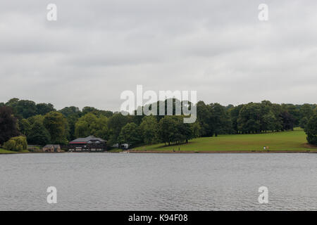 Waterloo See, Roundhay Park, Leeds, mit der Lakeside Café im Hintergrund Stockfoto