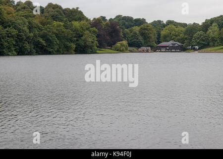 Waterloo See, Roundhay Park, Leeds, mit der Lakeside Café im Hintergrund Stockfoto