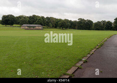 Roundhay Park, Leeds, mit Blick auf das Cricketfeld aus der Weg zum Tram Park Stockfoto