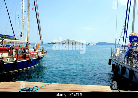 Skiathos, Griechenland, September 09, 2017. Blick auf die Bucht in Richtung Maragkos und Arkos Inseln, von der Kai in Skiathos Stadt auf der Insel, die ich Skaithos Stockfoto