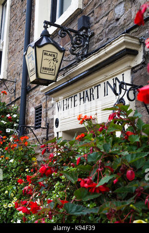 Hängenden Korb mit Blumen und schwarze Schafe Brauerei Laterne außerhalb White Hart Inn at Hawes North Yorkshire England Vereinigtes Königreich Großbritannien Stockfoto