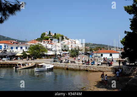 Skiathos, Griechenland. September 10, 2017. Ein Blick auf die Stadt und die Küste von der Bourtzi auf Skiathos Stadt auf der Insel Skiathos in Griechenland Stockfoto