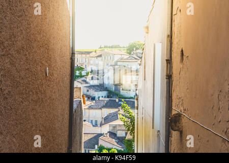 Straße Atmosphäre in einer Gasse des kleinen französischen Stadt Saint-emilion Stockfoto
