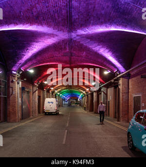 Straße Zugriff auf Granary Wharf, der dunkle Bögen, unter Bahnhof Leeds Stockfoto