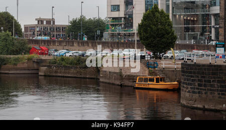 Wasser Taxi günstig, wo der Fluss Aire das Leeds Liverpool canal erfüllt, Wasser Lane, Leeds. Bridgewater Ort kann im Hintergrund gesehen werden. Stockfoto