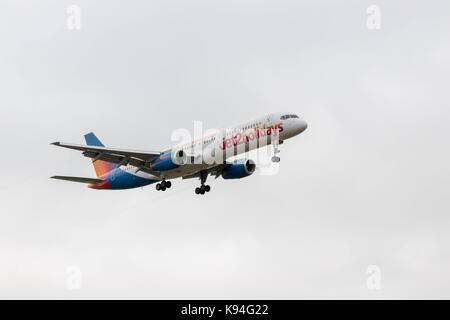 BOEING 757-236 Flugzeuge, reg G-LSAD, die vom Luftfrachtführer betrieben Jet2, Ansätze Leeds/Bradford Airport für die Landung. Stockfoto