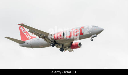 Boeing 737-377 Flugzeuge, reg G-CELY, die vom Luftfrachtführer betrieben Jet2, Ansätze Leeds/Bradford Airport für die Landung. Stockfoto