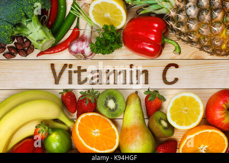 Vitamin C in Obst und Gemüse. Natürliche Produkte, die reich an Vitamin C wie Orangen, Zitronen, getrocknete Früchte Rose, rote Paprika, Kiwi, Petersilie, Knoblauch Stockfoto