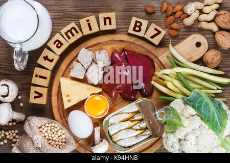 Lebensmittel, die reich an Vitamin B7 (Biotin). Lebensmittel wie Leber, Eigelb, Hefe, Käse, Sardinen, Soja, Milch, Blumenkohl, grüne Bohnen, Pilze, Erdnüsse, w Stockfoto