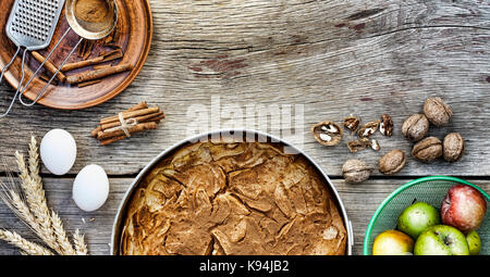 Weihnachten Kuchen mit Äpfeln, Nüssen und Zimt. hausgemachte Kuchen. Stockfoto