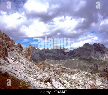 Blick über Parco Naturale Puez Geisler zum Piz Duleda und Gruppo Del Gruppo Puez Geisler und aus der Nähe von Forc de Crespeina Wolkenstein in den Dolomiten in der Nähe von Italien Stockfoto