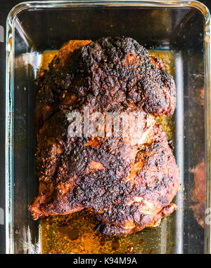 Schweinefleisch aus dem Ofen gezogen, Smoker oder Barbecue Grill in Glasschale bereit für das Schnitzen. Zu Hause zog Schweinefleisch in Haus Backofen bereit ist, gezogen werden. Stockfoto