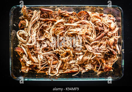 Schweinefleisch aus dem Ofen gezogen in Glas Schüssel bereit zu dienen. Zu Hause zog Schweinefleisch in Haus Backofen, Smoker oder Barbecue Grill bereit ist, gegessen zu werden. Stockfoto