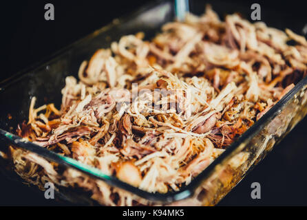 Schweinefleisch aus dem Ofen gezogen in Glas Schüssel bereit zu dienen. Zu Hause zog Schweinefleisch in Haus Backofen, Smoker oder Barbecue Grill bereit ist, gegessen zu werden. Stockfoto