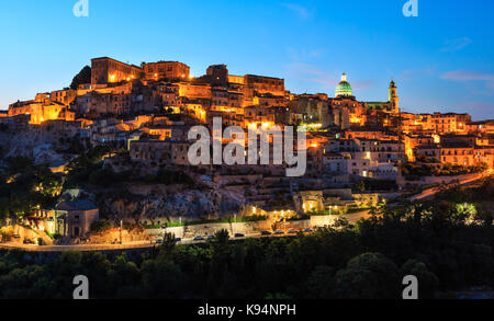 Nacht alte mittelalterliche Ragusa Ibla famos sizilianischen Stadt anzeigen (Sizilien, Italien). Die Lichter der Stadt der berühmten touristischen Ziel. Unesco-Weltkulturerbe. Stockfoto