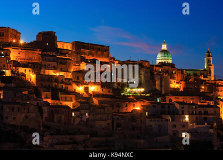 Nacht alte mittelalterliche Ragusa Ibla famos sizilianischen Stadt anzeigen (Sizilien, Italien). Die Lichter der Stadt der berühmten touristischen Ziel. Unesco-Weltkulturerbe. Stockfoto