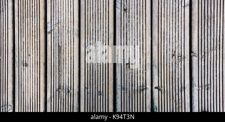 Alte verwitterte Holzbohlen außerhalb Bodenbeläge teak Textur Hintergrund. Holz- Muster der antiken gerippte Holzbohlen für den Bau Deck oder indoor Flo Stockfoto