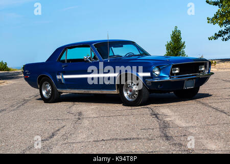 1968 Ford Mustang California Special über Pflaster Stockfoto