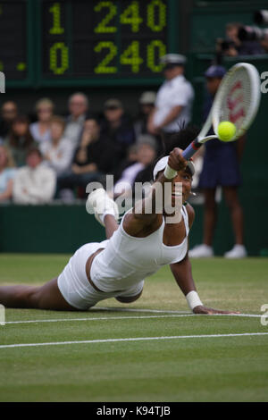 Venus Williams lunges für eine Rückkehr während der vierten Runde Match gegen Maria Sharapova in Wimbledon 2007. Williams gewann das Match und schließlich Ihr fou Stockfoto