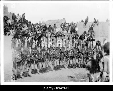 Linie von einem Dutzend Hopi Schlange Priester sangen Lieder und Gebete vor dem kiva oder kisi im Pueblo von Oraibi, Virginia, 1898 (CHS4662) Stockfoto