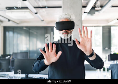 Schöne reife Geschäftsmann mit Tablet-PC im Büro, Lesen von Dokumenten. Stockfoto