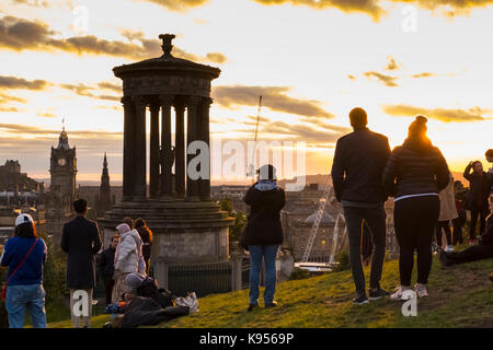 Touristen sammeln auf dem Calton Hill den Sonnenuntergang über Edinburgh, Schottland, Vereinigten Königreich zu beobachten. Stockfoto