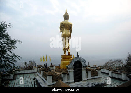 View Point und Buddha Statue zu Fuß am Wat Phra That Khao Noi Tempel auf Khao Noi Hügel für Menschen besuchen und Reisen am 11. Februar 201 Stockfoto