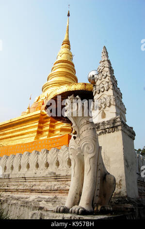 Buddhas Reliquien in goldenen Chedi des Wat Phra That Chae Haeng Tempel für Menschen besuchen und am 30. April 2011 in Nan Provinz im Norden von Thailand beten Stockfoto