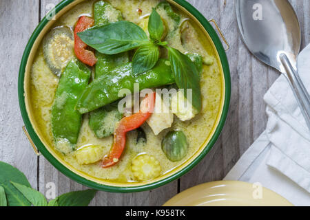 Green Thai Curry in eine Schüssel auf hölzernen Tisch. Stockfoto