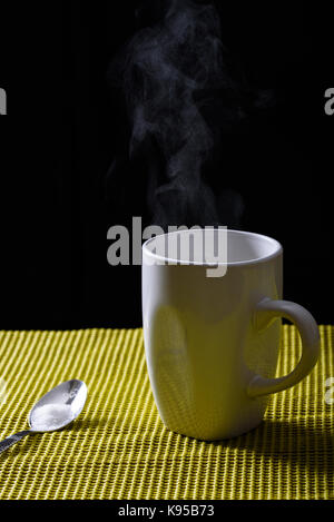 Heiße Tasse Tee mit Dampf Stockfoto