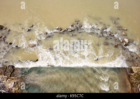 Nahaufnahme der kleinen Wasserfall fällt auf den Felsen Stockfoto
