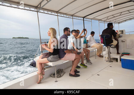 Malediven Tourismus - Touristen auf einer Bootstour, Malediven, Asien Stockfoto