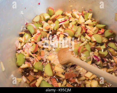 Methode für die Herstellung von Rhabarber Chutney Stockfoto