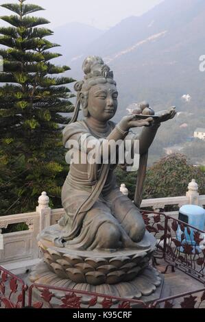 Tian Tan Buddha, der grosse Buddha und Kloster Po Lin innerhalb des Buddha ist eine buddhistische Gedenkstätte mit benannten Plaques an den Toten. © jayne Russell/al Stockfoto