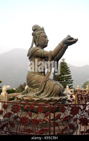 Tian Tan Buddha, der grosse Buddha und Kloster Po Lin innerhalb des Buddha ist eine buddhistische Gedenkstätte mit benannten Plaques an den Toten. Â© Jayne Russell/ein Stockfoto