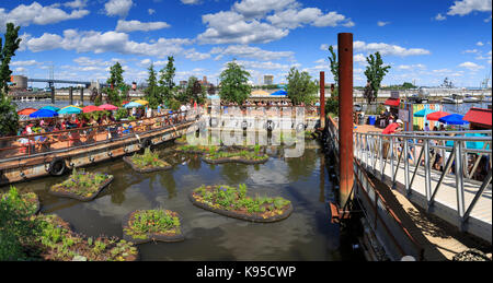 Schwimmende Gärten am Spruce Harbor Park (durable, ungiftig post-consumer Kunststoff,), Penns Landing, Philadelphia, USA Stockfoto