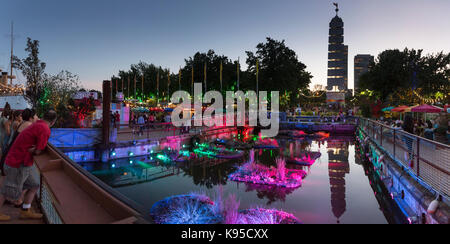 Spruce Harbor Park bei Nacht mit schwimmenden Gärten, Penns Landing, Philadelphia, USA Stockfoto