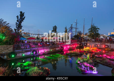 Spruce Harbor Park bei Nacht mit schwimmenden Gärten, Penns Landing, Philadelphia, USA Stockfoto