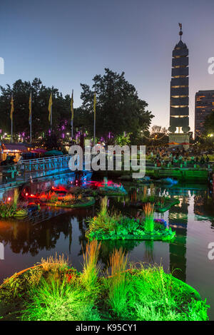 Spruce Harbor Park bei Nacht mit schwimmenden Gärten (durable, ungiftig post-consumer Kunststoff), Penns Landing, Philadelphia, USA Stockfoto