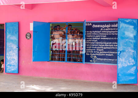 PONDICHERY, PUDUCHERY, Indien - SEPTEMBER 04, 2017. Rosa und Blaue Schule mit Kinder schauen aus dem Fenster Stockfoto