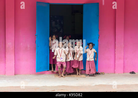 PONDICHERY, PUDUCHERY, Indien - SEPTEMBER 04, 2017. Rosa und Blaue Schule mit glücklichen Kinder mit Uniformen in der Nähe der Tür Stockfoto