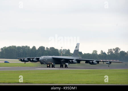A B-52 Stratofortress, von Barksdale Air Force Base, La., zieht aus der Royal Air Force Fairford, Vereinigtes Königreich, Sept. 18, 2017 Stockfoto