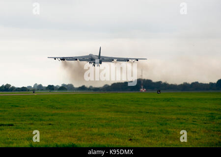 A B-52 Stratofortress, von Barksdale Air Force Base, La., zieht aus der Royal Air Force Fairford, Vereinigtes Königreich, Sept. 18, 2017 Stockfoto