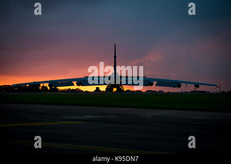 A B-52 Stratofortress, von Barksdale Air Force Base, La., sitzt auf der Landebahn von Royal Air Force Fairford, Vereinigtes Königreich, Sept. 18, 2017 Stockfoto